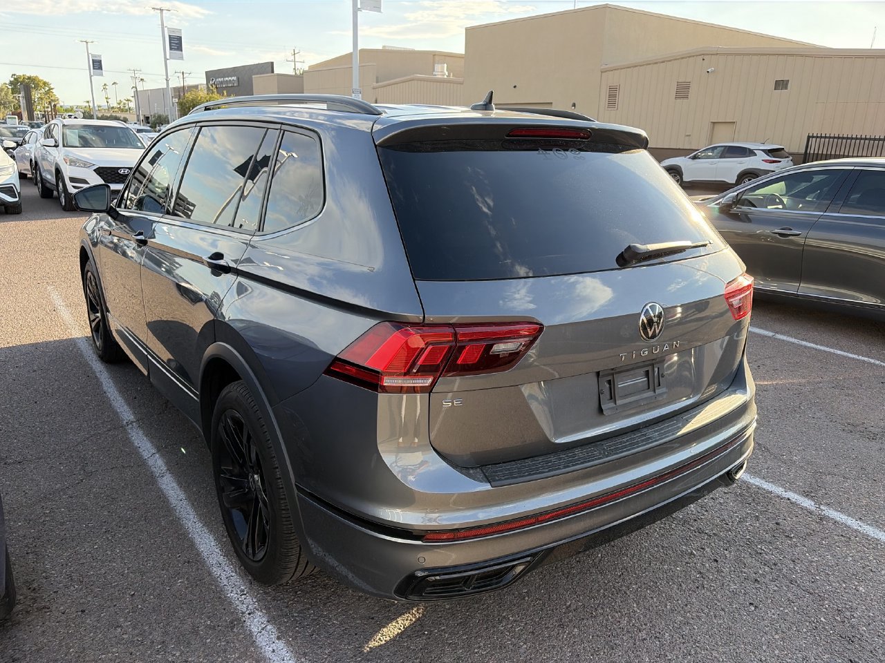 Used 2024 Volkswagen Tiguan SE R-Line FWD image 9