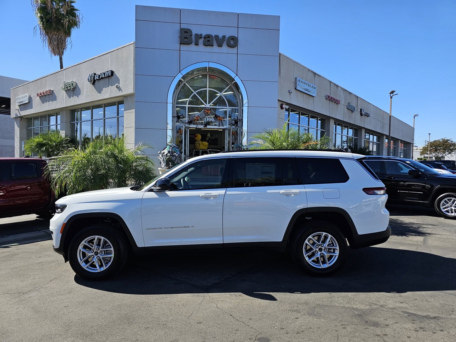 New 2025 Jeep Grand Cherokee L Laredo image 4