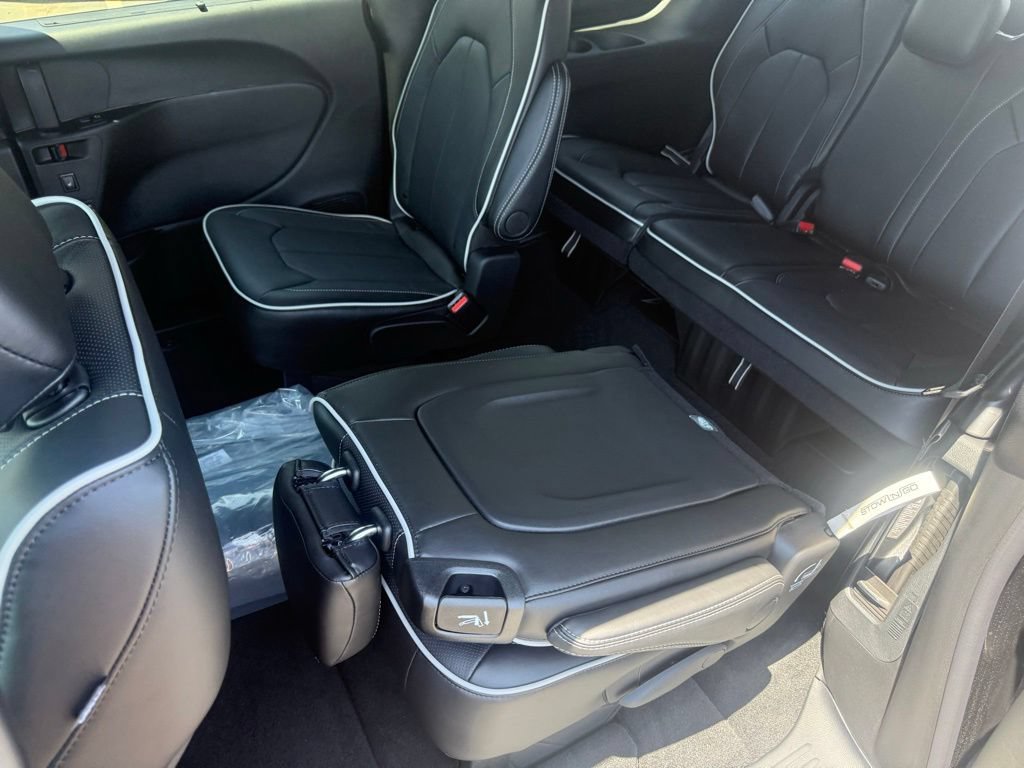 New 2027 Chrysler Pacifica Limited w/ Family Tech Group FWD image 31