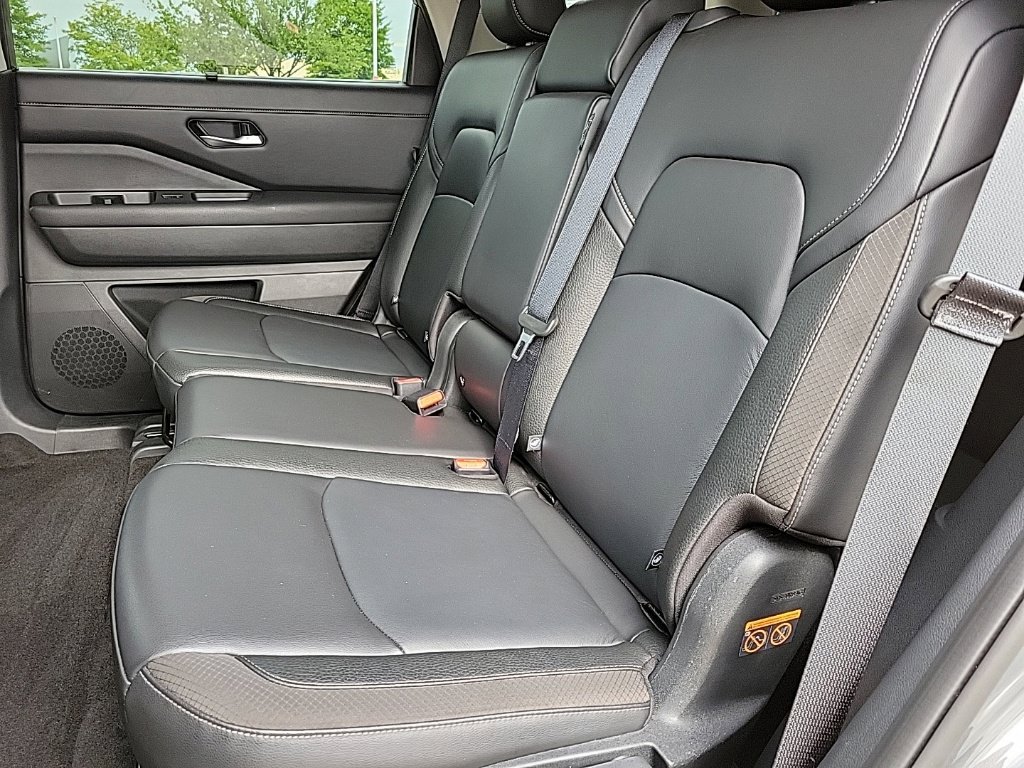 Used 2025 Nissan Pathfinder SL AWD/4WD image 13