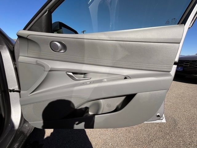 Used 2025 Hyundai Elantra SE FWD image 25