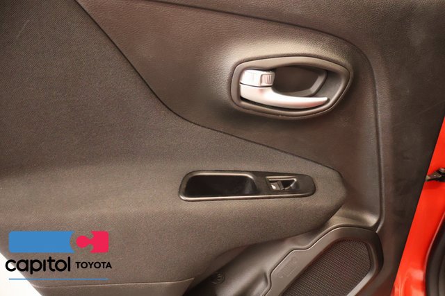 Used 2020 Jeep Renegade Latitude w/ Cold Weather Group FWD image 29