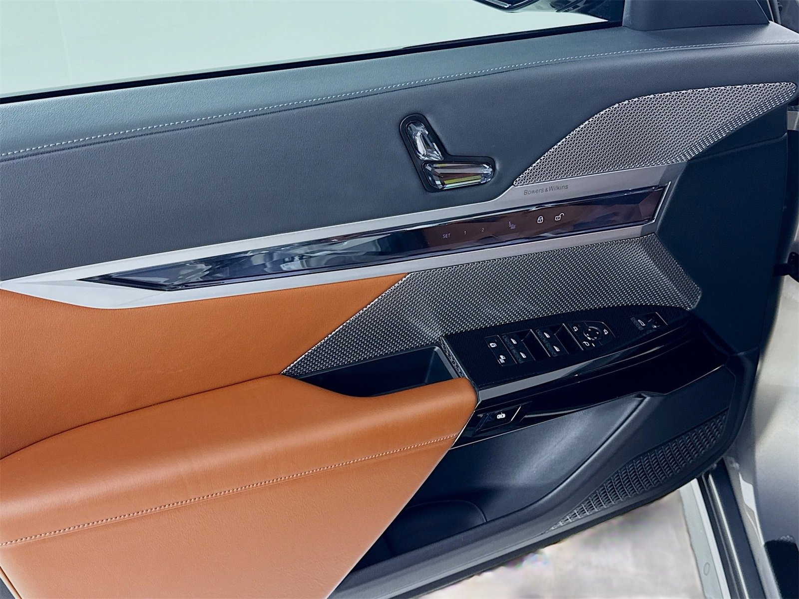 Used 2023 BMW 760i xDrive w/ Luxury Rear Seating Package image 15