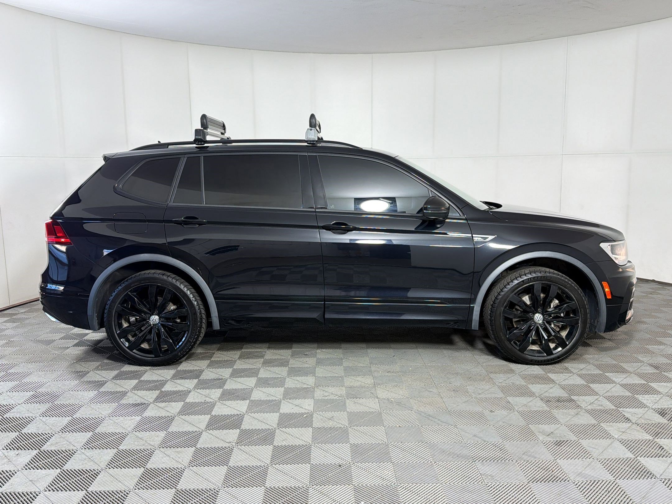 Used 2021 Volkswagen Tiguan SE R-Line image 8