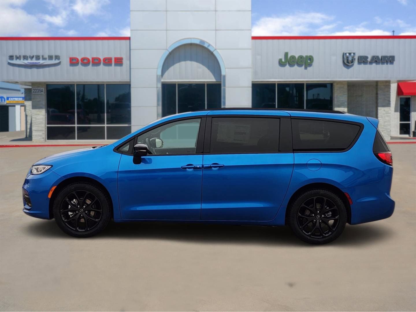 New 2026 Chrysler Pacifica Select w/ S Appearance Package FWD image 3