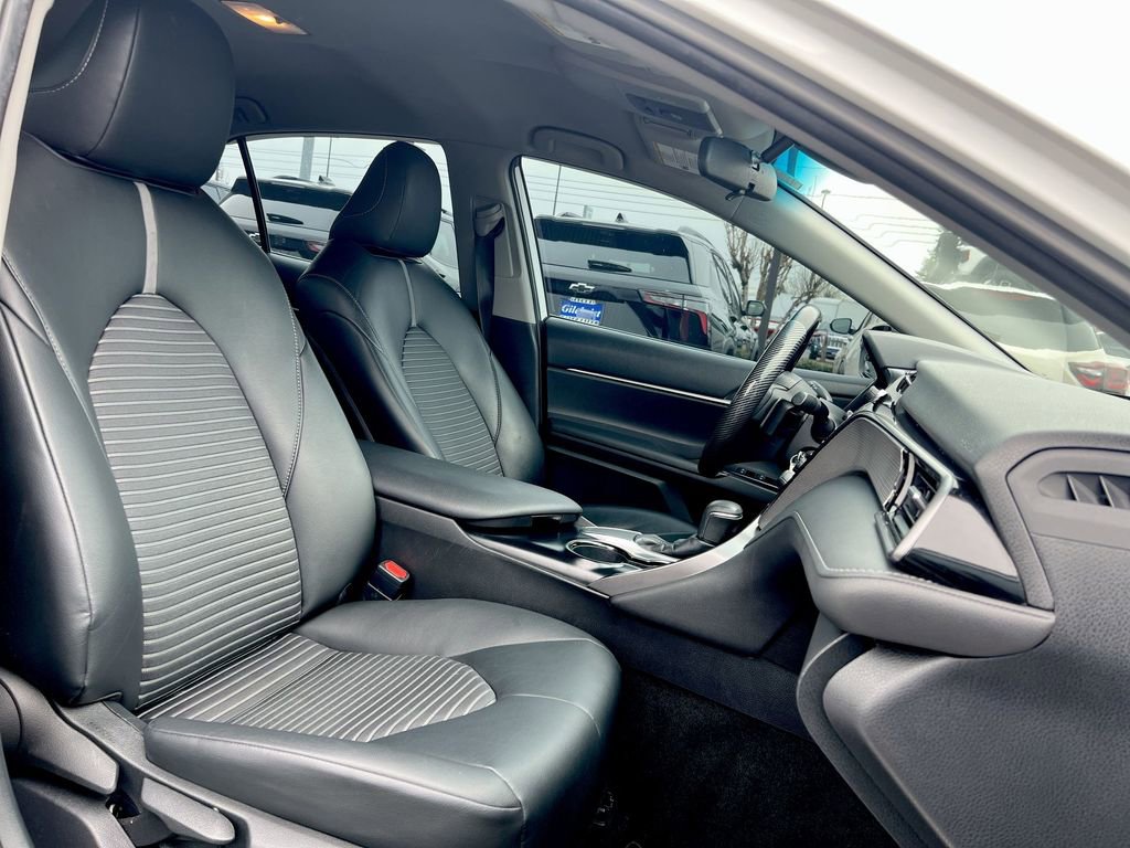 Used 2019 Toyota Camry SE w/ Carpet Mat Package image 21