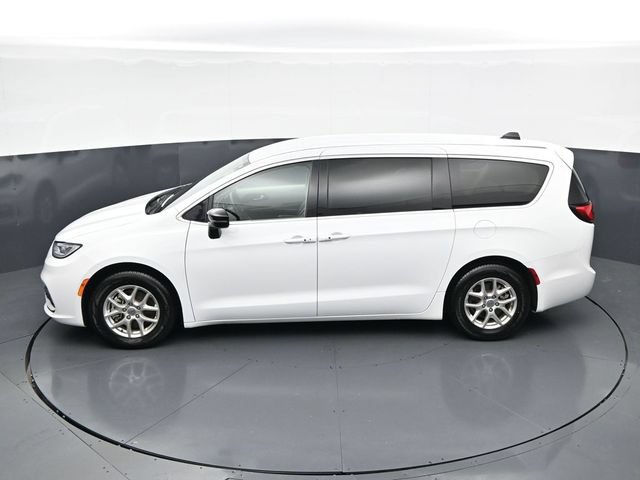 Used 2024 Chrysler Pacifica Touring-L FWD image 37