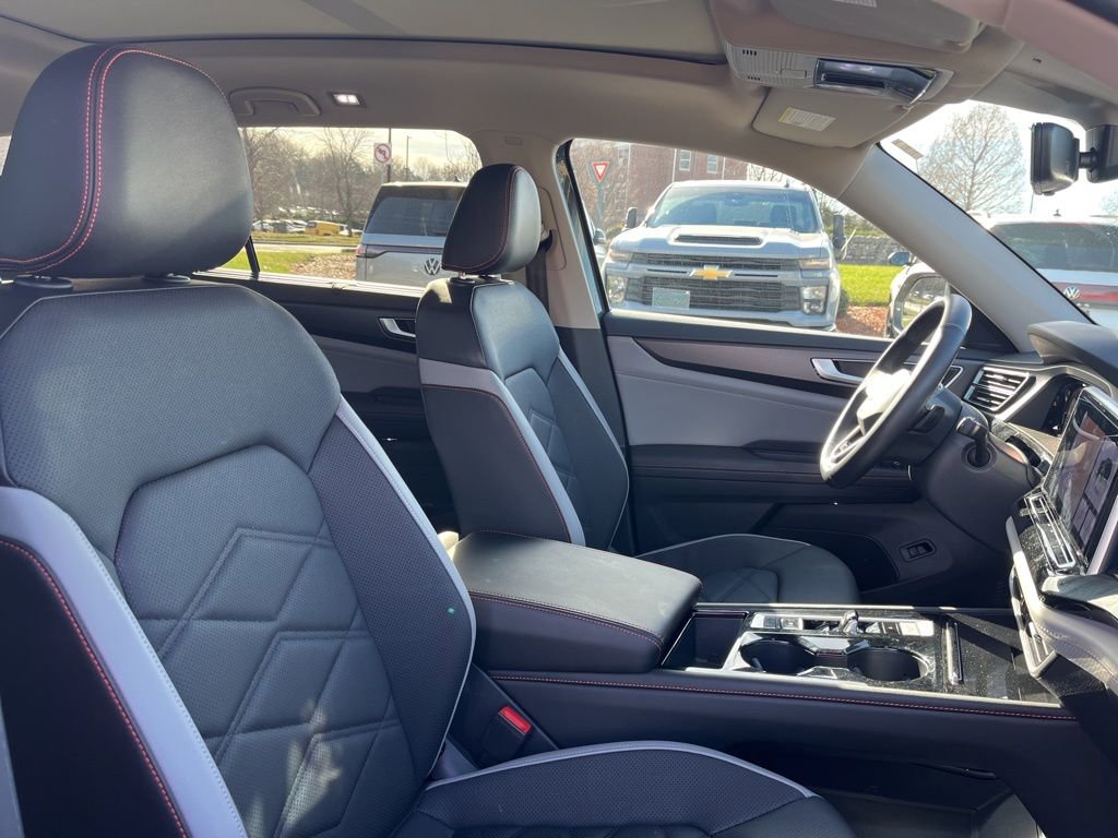 Used 2025 Volkswagen Atlas Peak Edition SE image 23