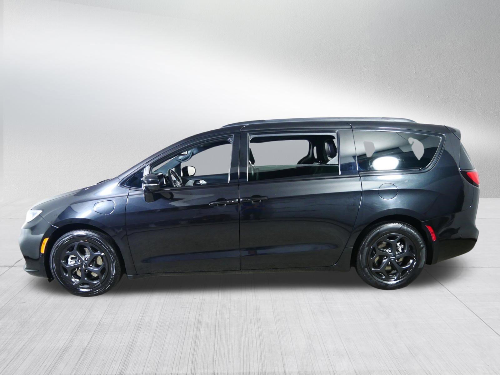 Used 2024 Chrysler Pacifica Premium FWD image 4