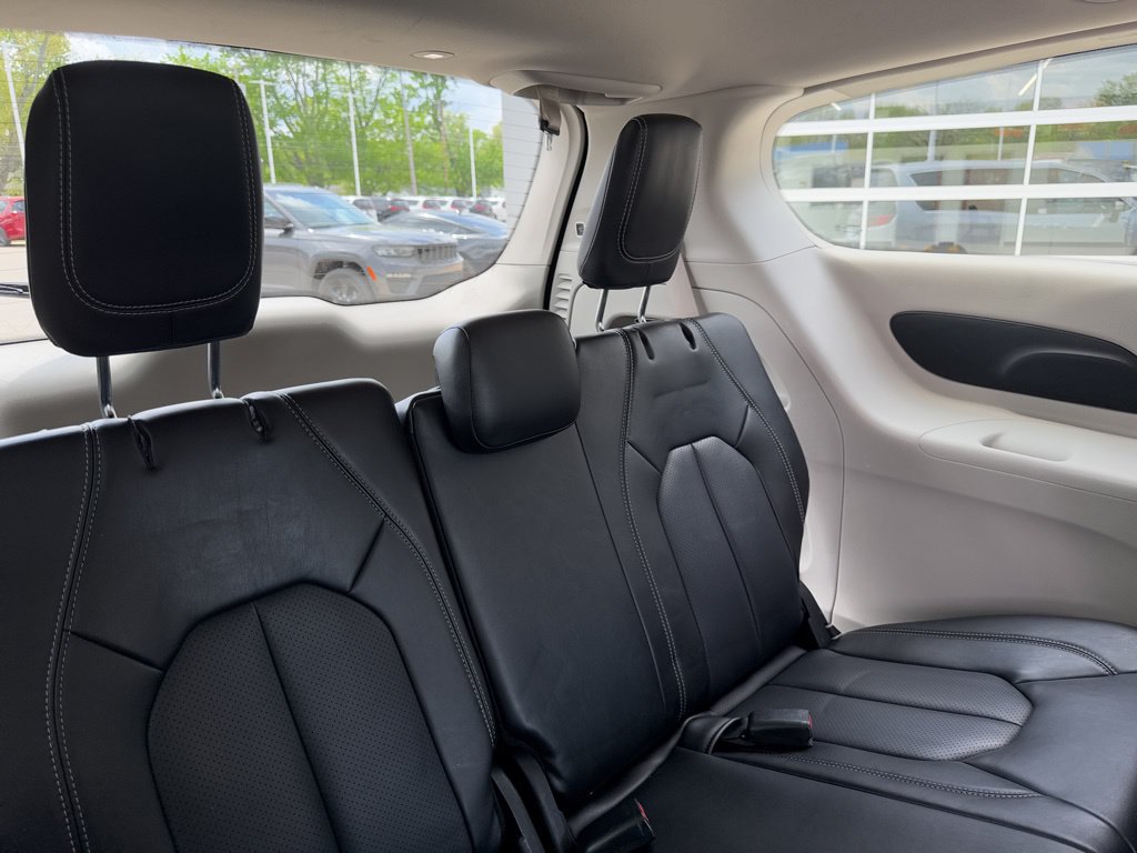 Used 2023 Chrysler Pacifica Touring-L FWD image 44
