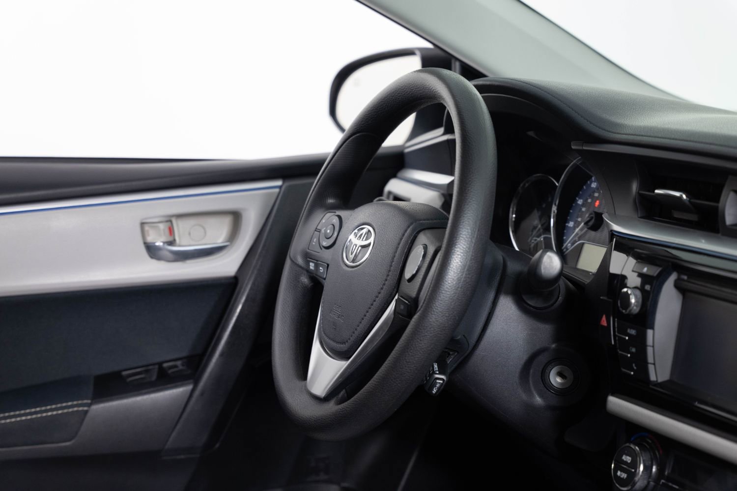 Used 2015 Toyota Corolla LE FWD image 24