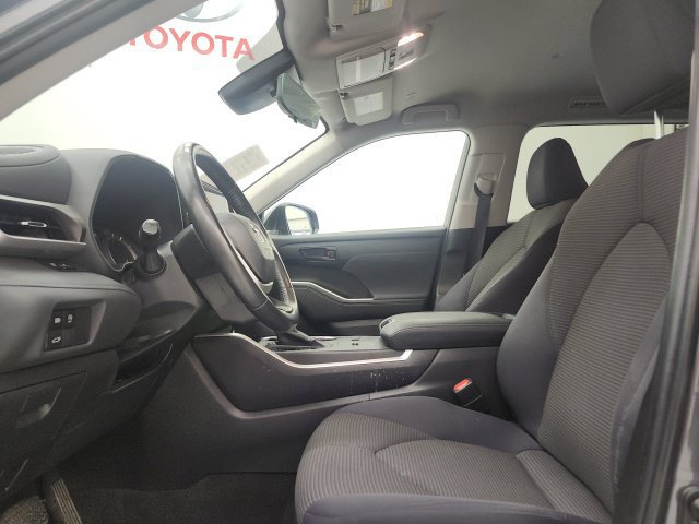 Used 2024 Toyota Highlander LE FWD image 15