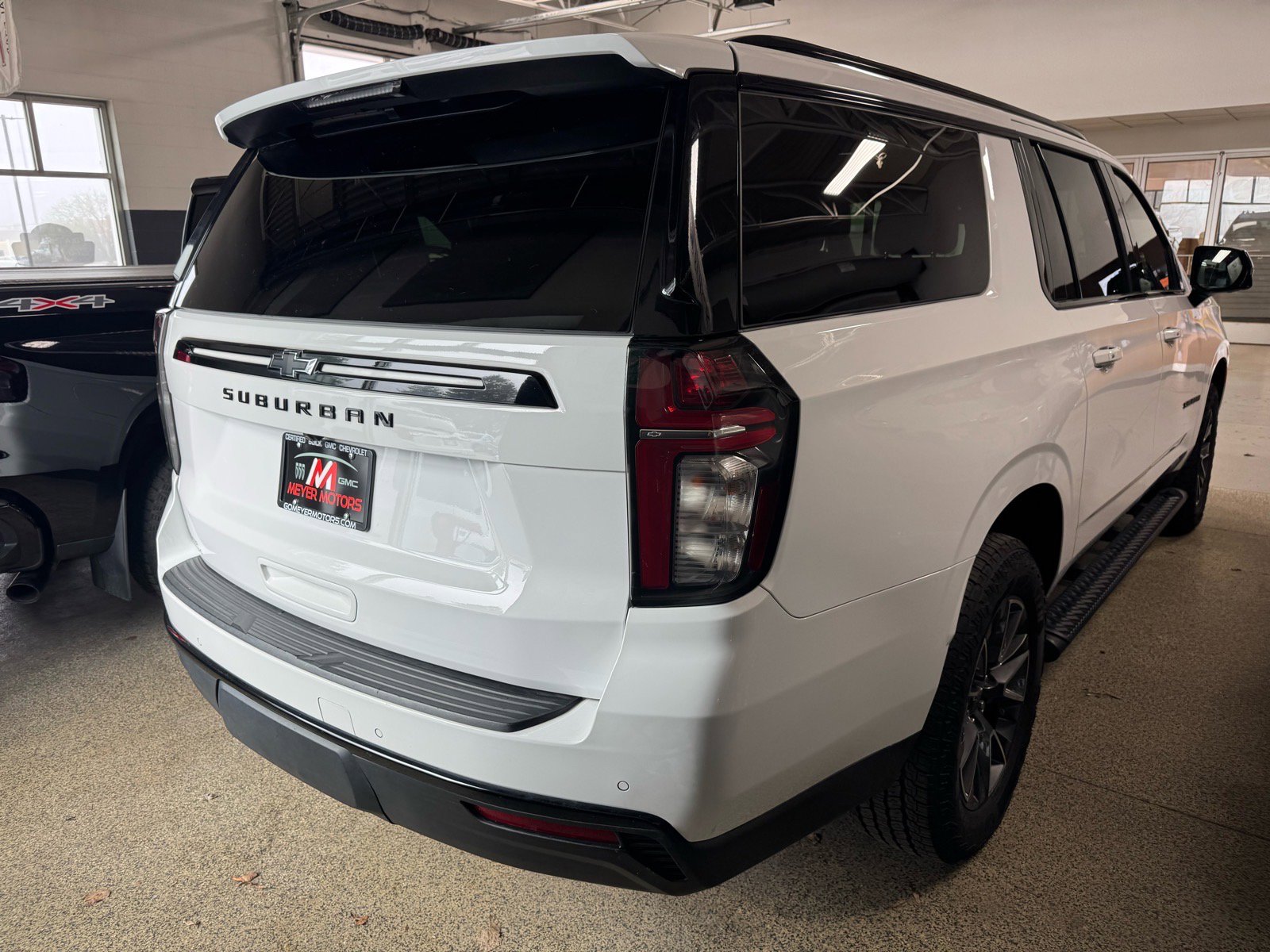 Used 2023 Chevrolet Suburban Z71 w/ Luxury Package AWD/4WD image 5