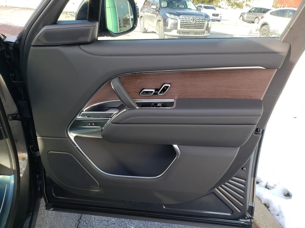 New 2025 Land Rover Range Rover SE image 18