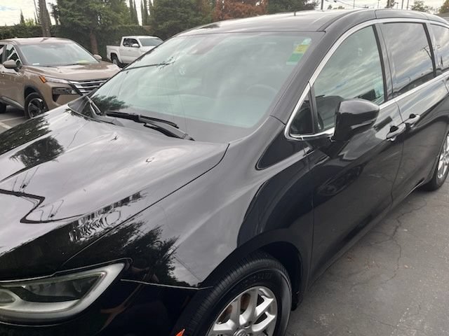 Used 2025 Chrysler Pacifica Select FWD image 2