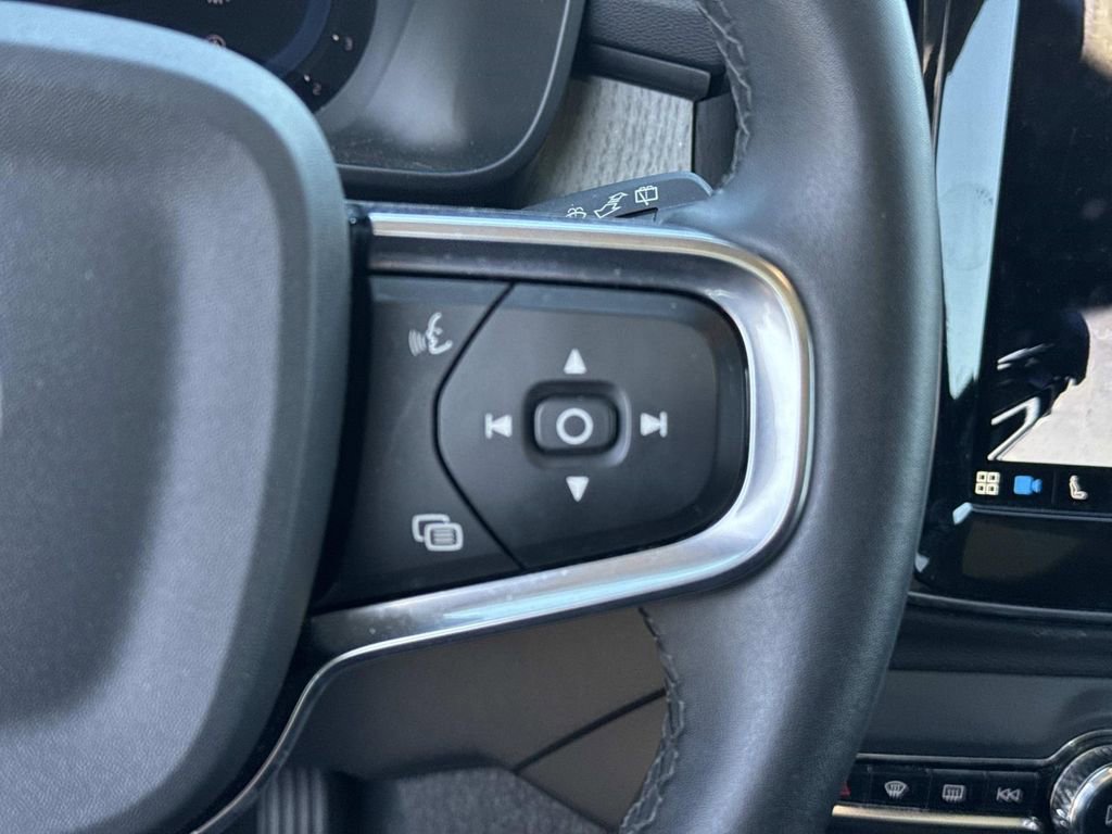 Used 2024 Volvo XC40 B5 Plus image 34