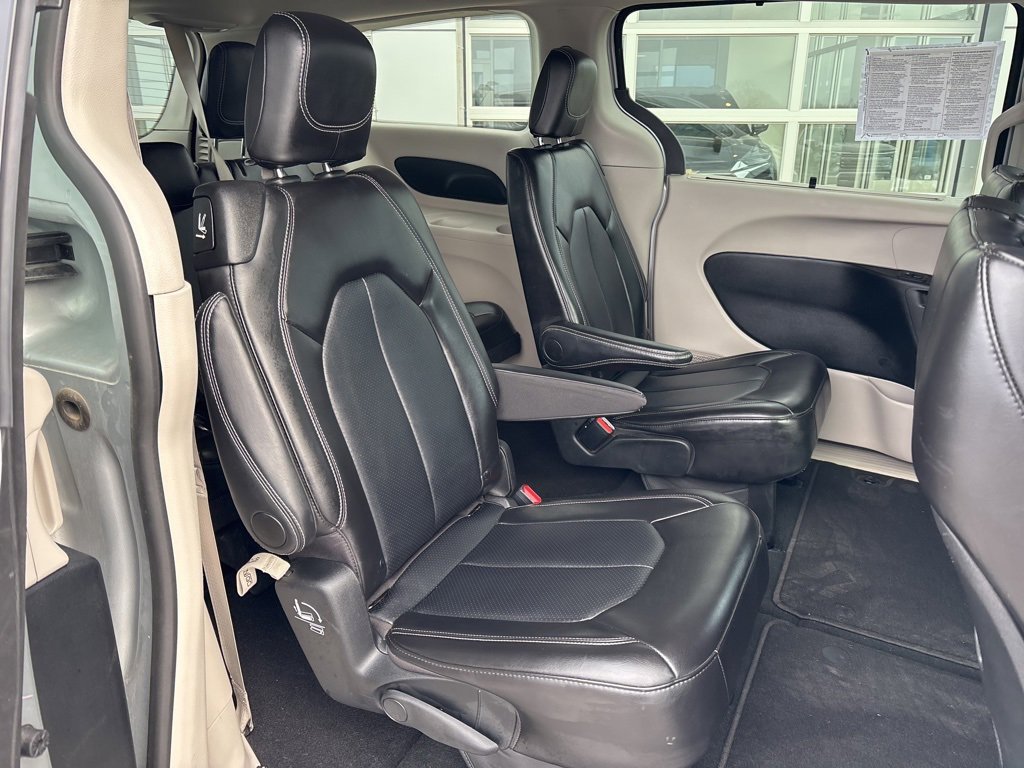 Used 2024 Chrysler Pacifica Touring-L image 23