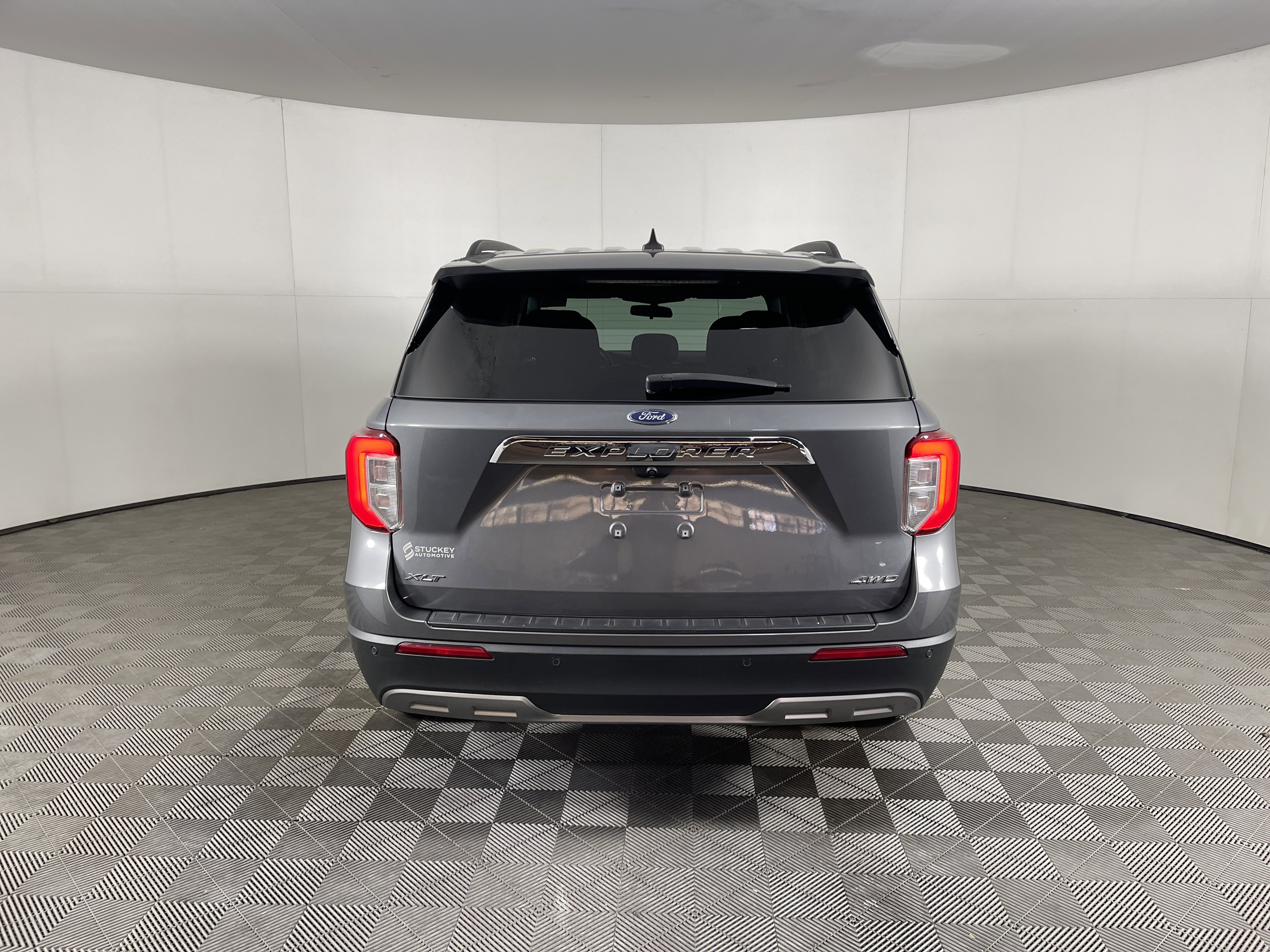 Used 2022 Ford Explorer XLT w/ Equipment Group 202A image 4