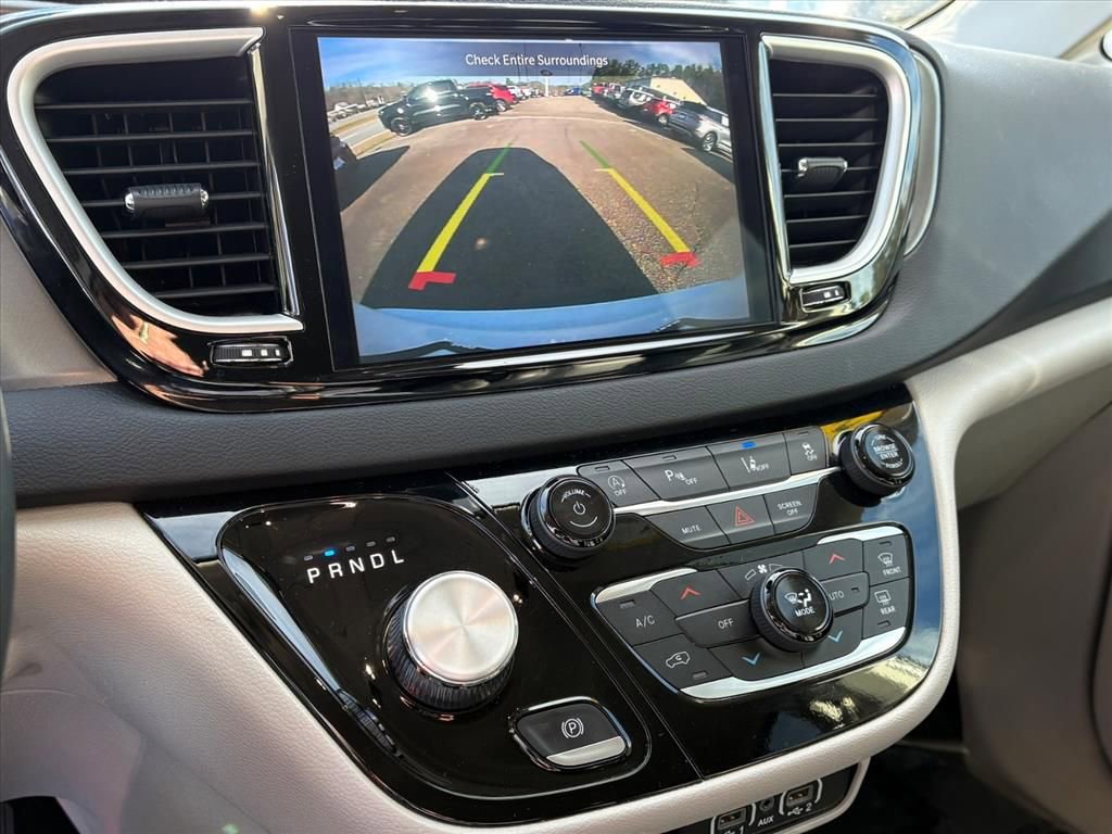 Used 2024 Chrysler Pacifica Touring-L image 8