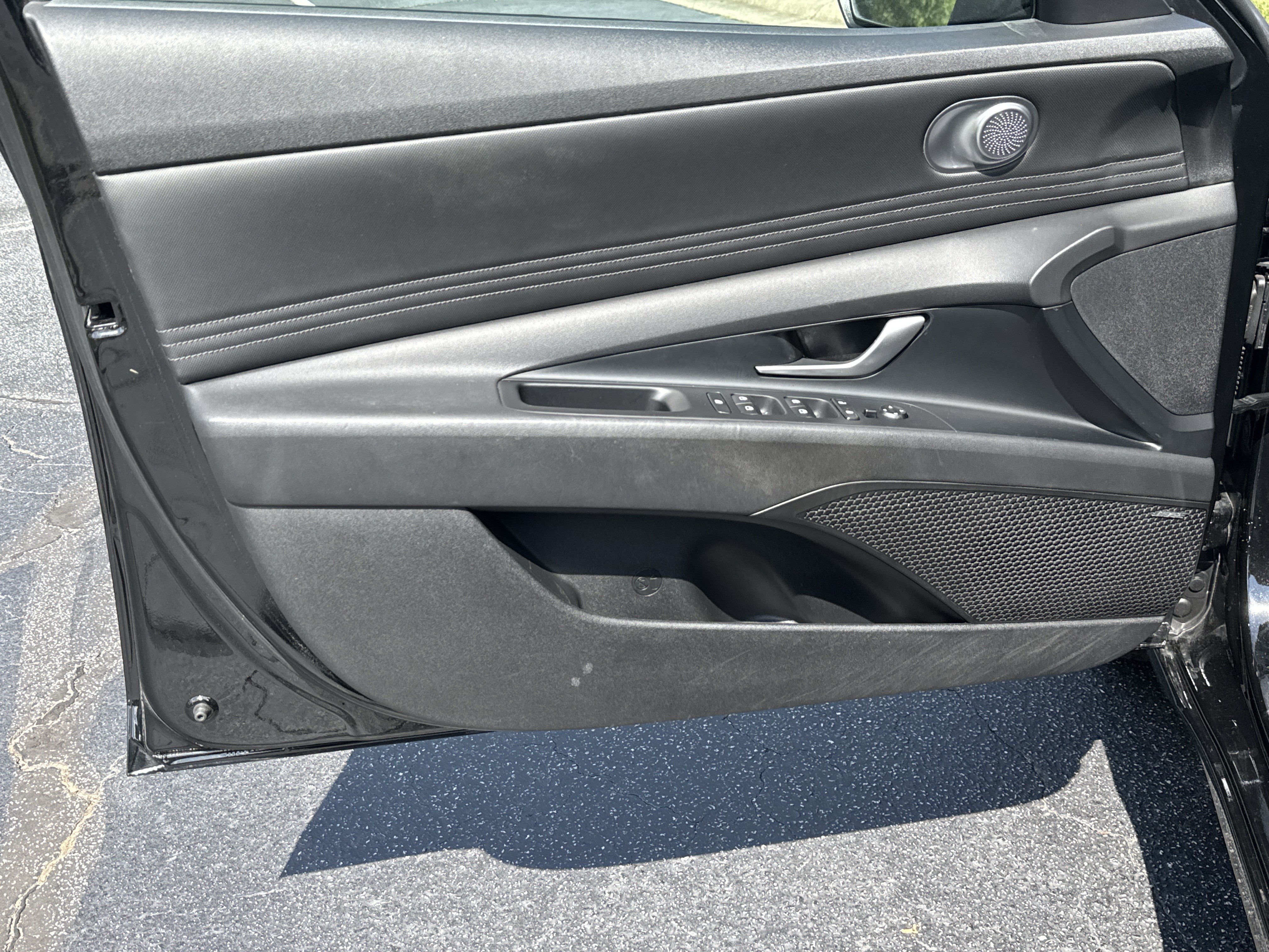 Used 2023 Hyundai Elantra Limited FWD image 10