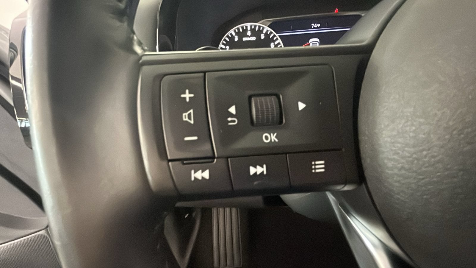 Used 2025 Nissan Pathfinder SV AWD/4WD image 19