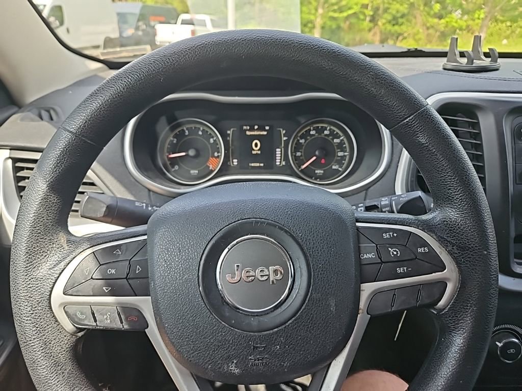 Used 2014 Jeep Cherokee Sport image 18