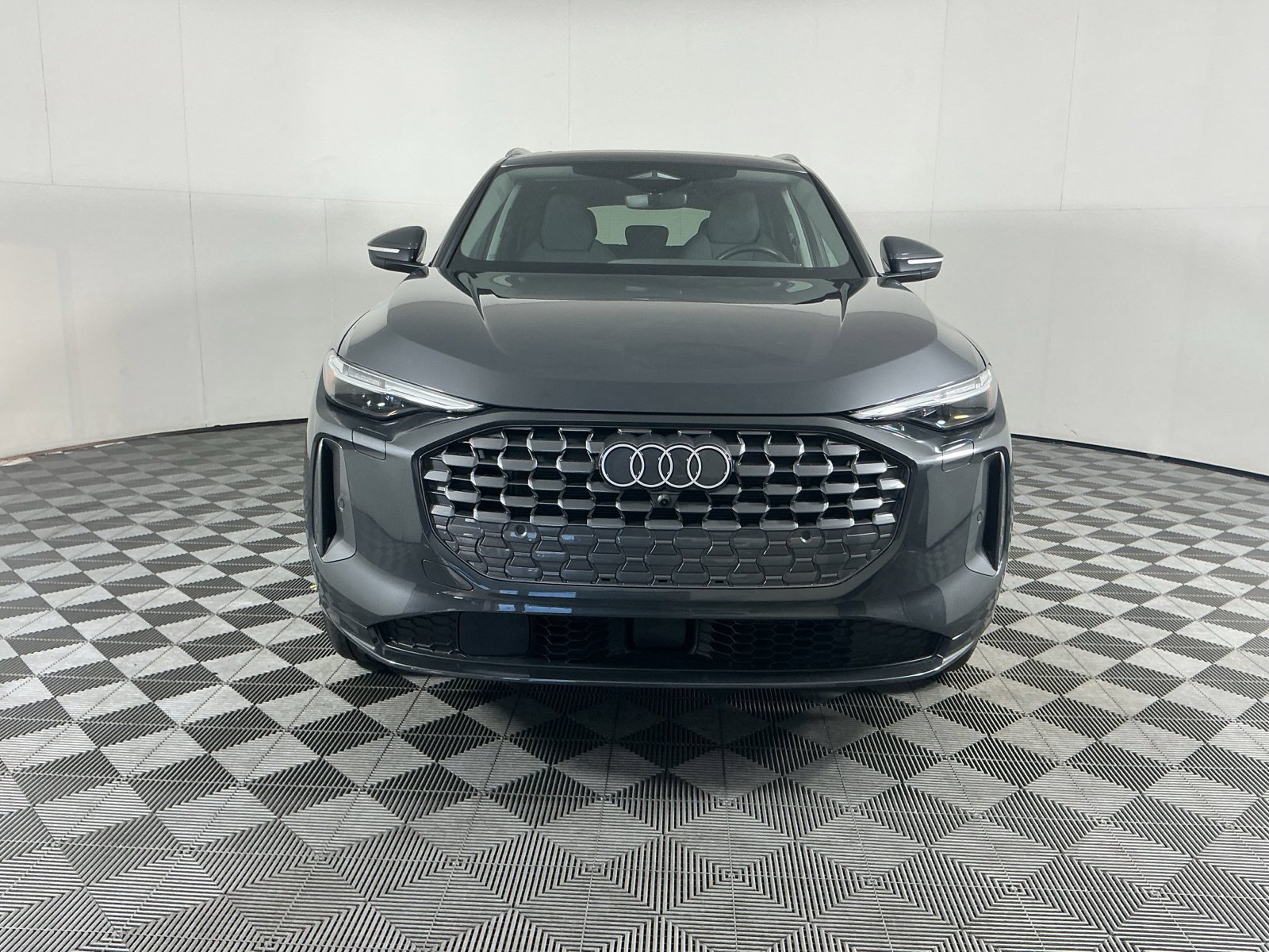 Used 2025 Audi Q5 Premium Plus w/ Premium Plus AWD/4WD image 2