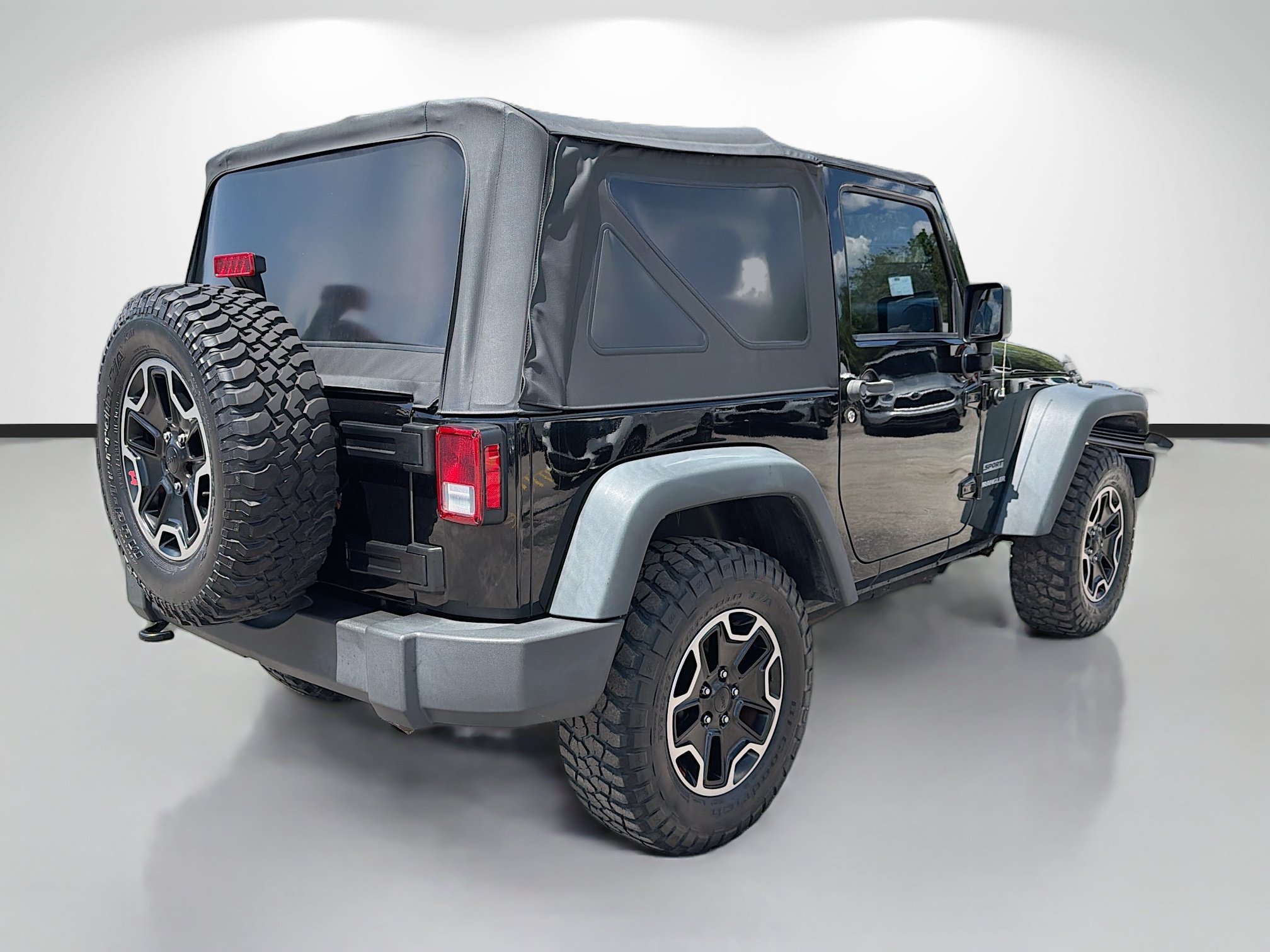Used 2017 Jeep Wrangler Sport w/ Connectivity Group AWD/4WD image 3