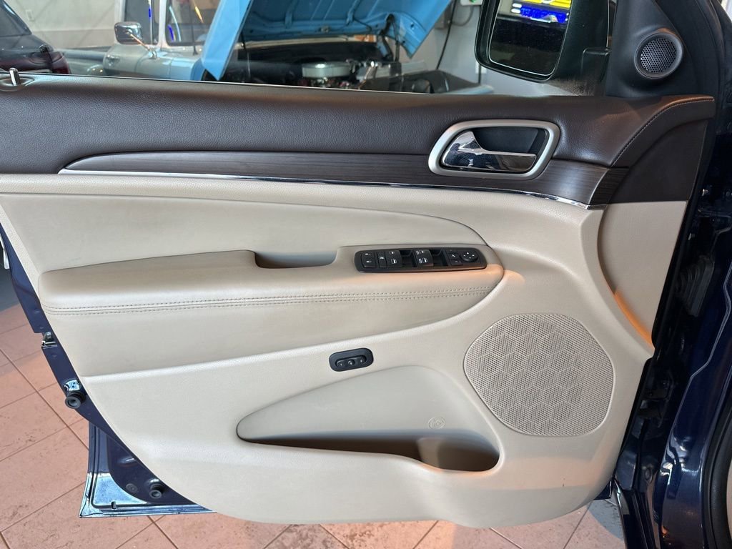 Used 2017 Jeep Grand Cherokee Overland image 14