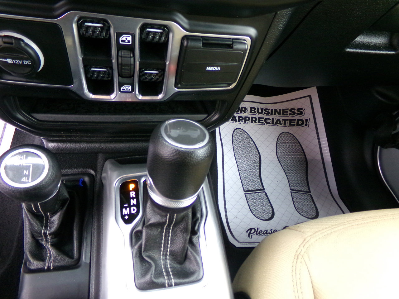 Used 2020 Jeep Wrangler Unlimited Sahara image 14