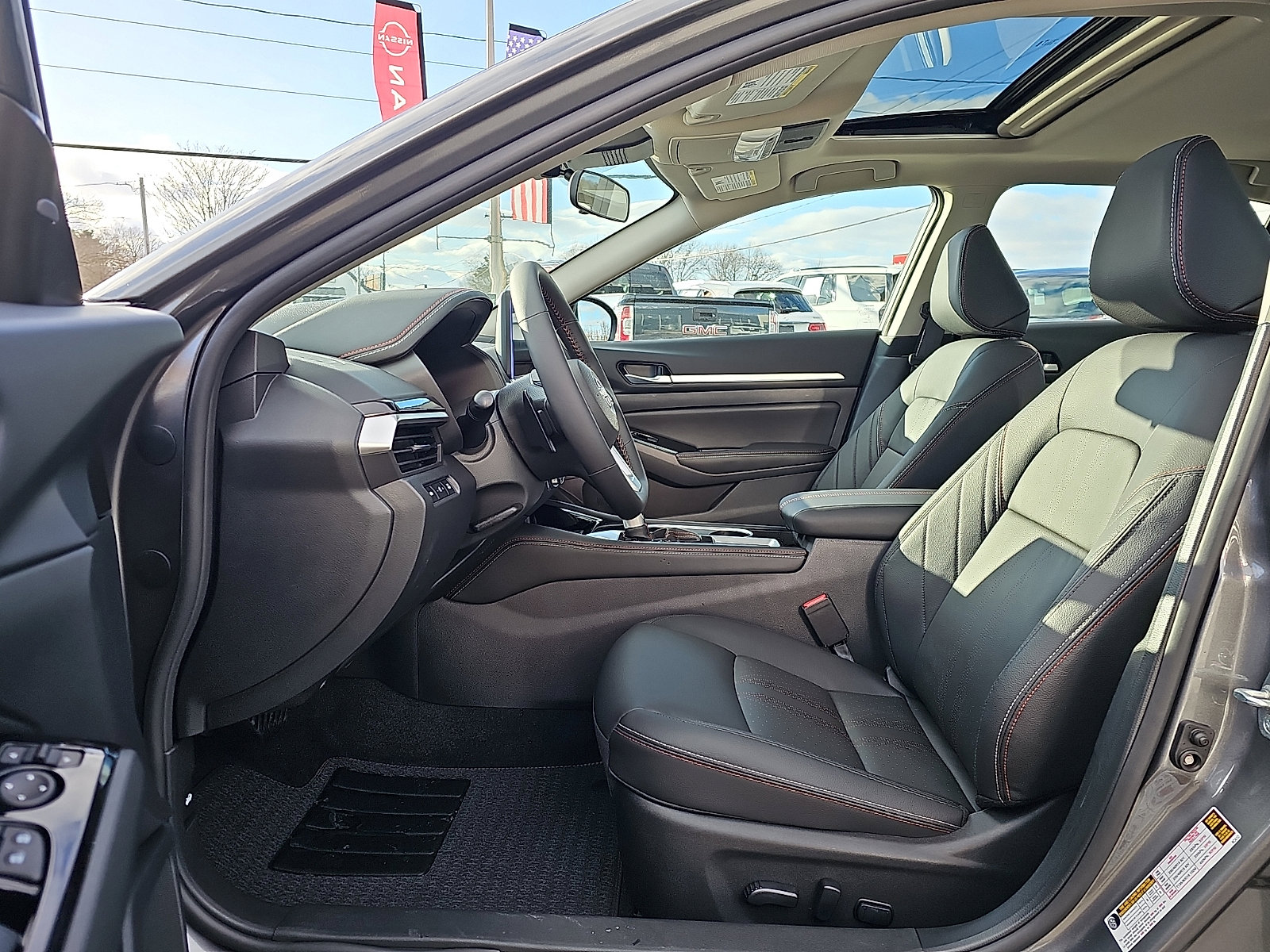 Used 2025 Nissan Altima 2.5 SR w/ SR Premium Package image 14