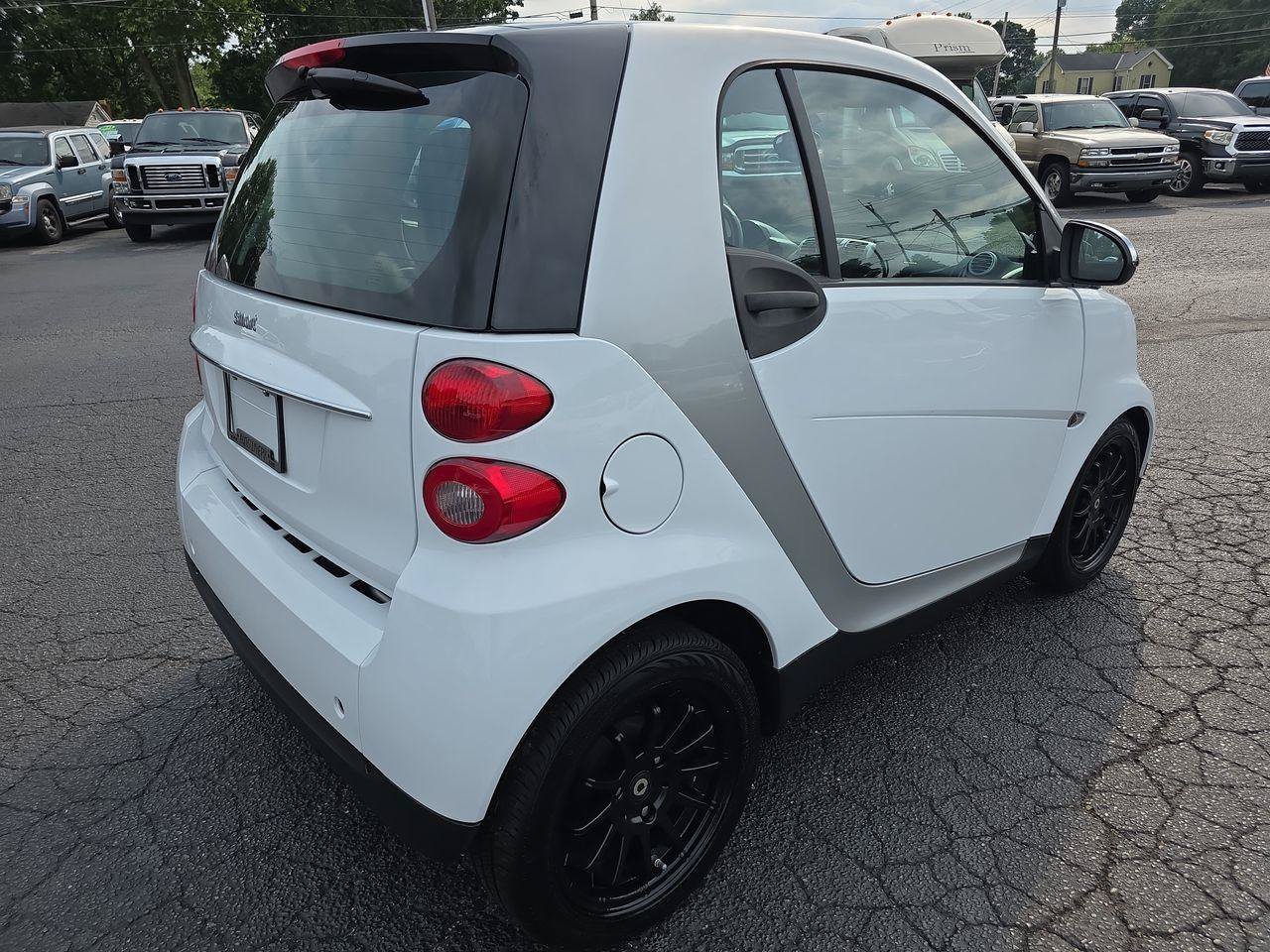 Used 2011 smart fortwo passion RWD image 2