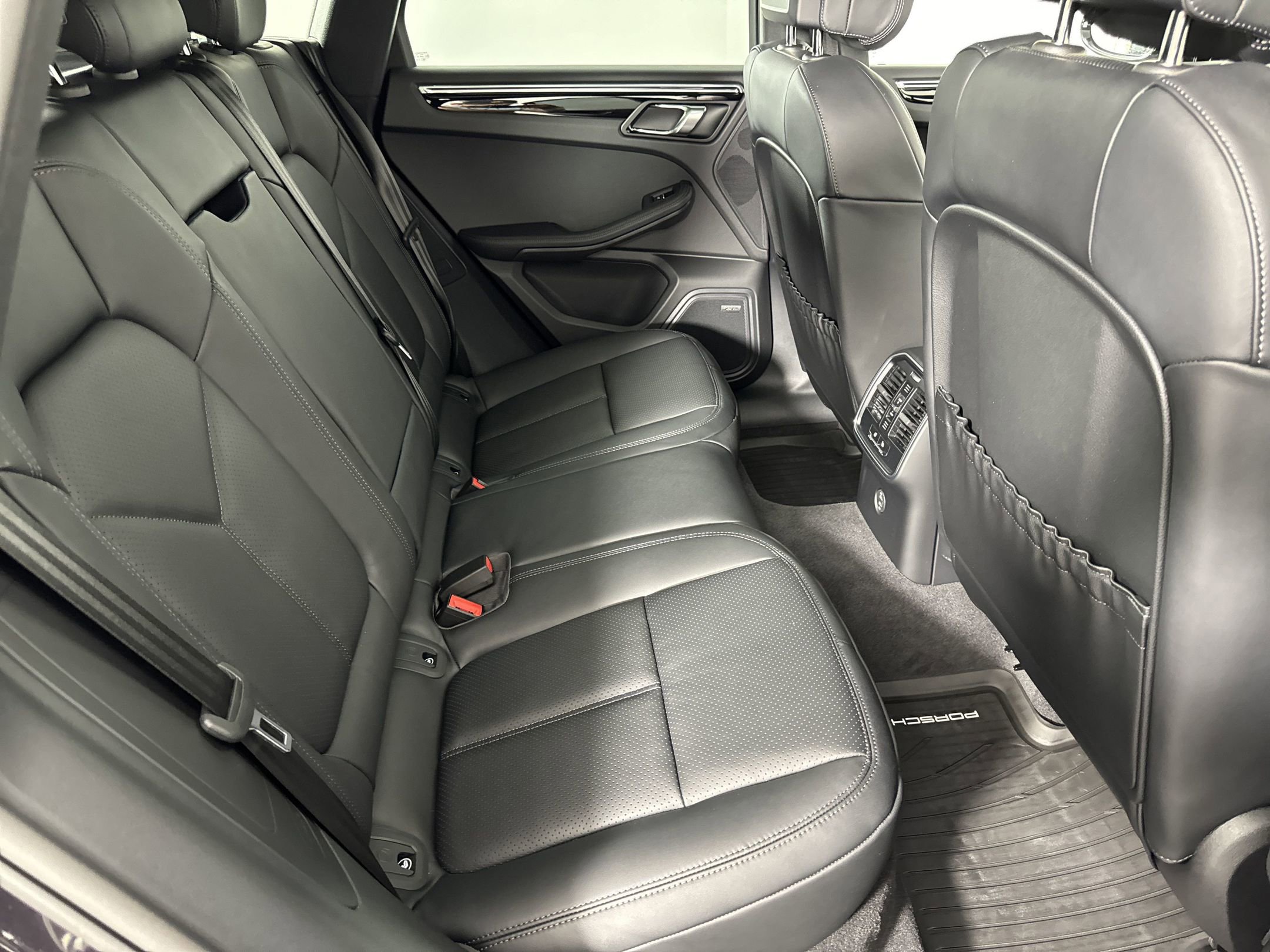 Certified 2025 Porsche Macan image 29