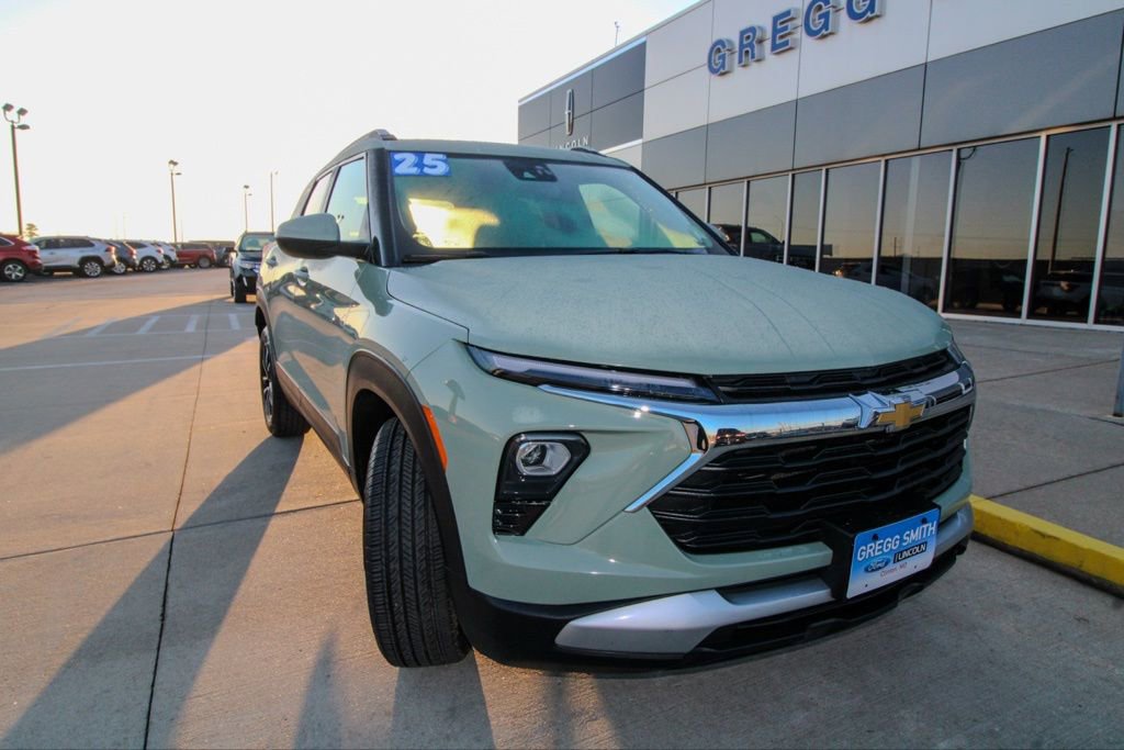 Used 2025 Chevrolet TrailBlazer LT AWD/4WD image 2