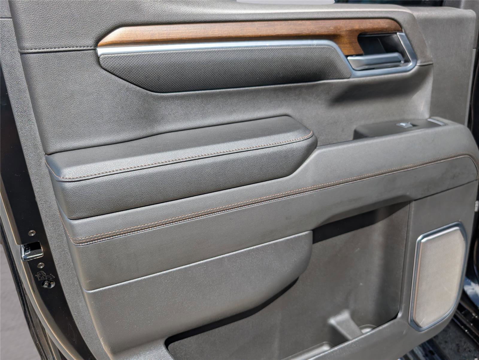 Used 2025 Chevrolet Silverado 1500 High Country w/ Technology Package AWD/4WD image 35