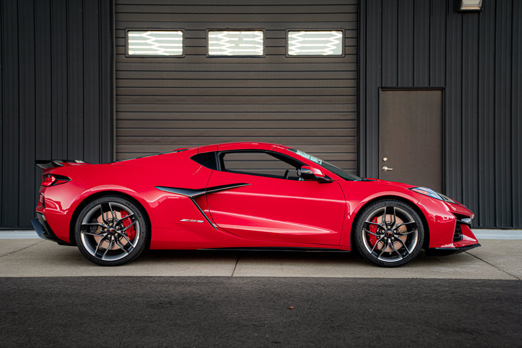 New 2027 Chevrolet Corvette Z06 w/ Chrome Exterior Badge Package RWD image 35