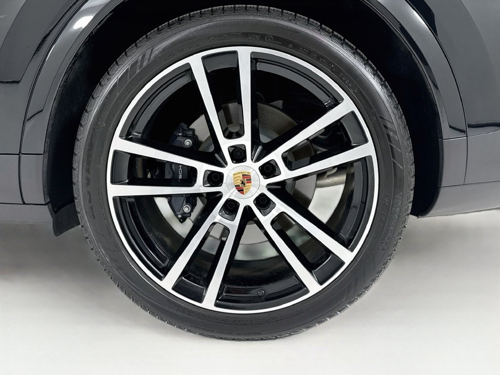 Used 2025 Porsche Cayenne Coupe AWD/4WD image 32