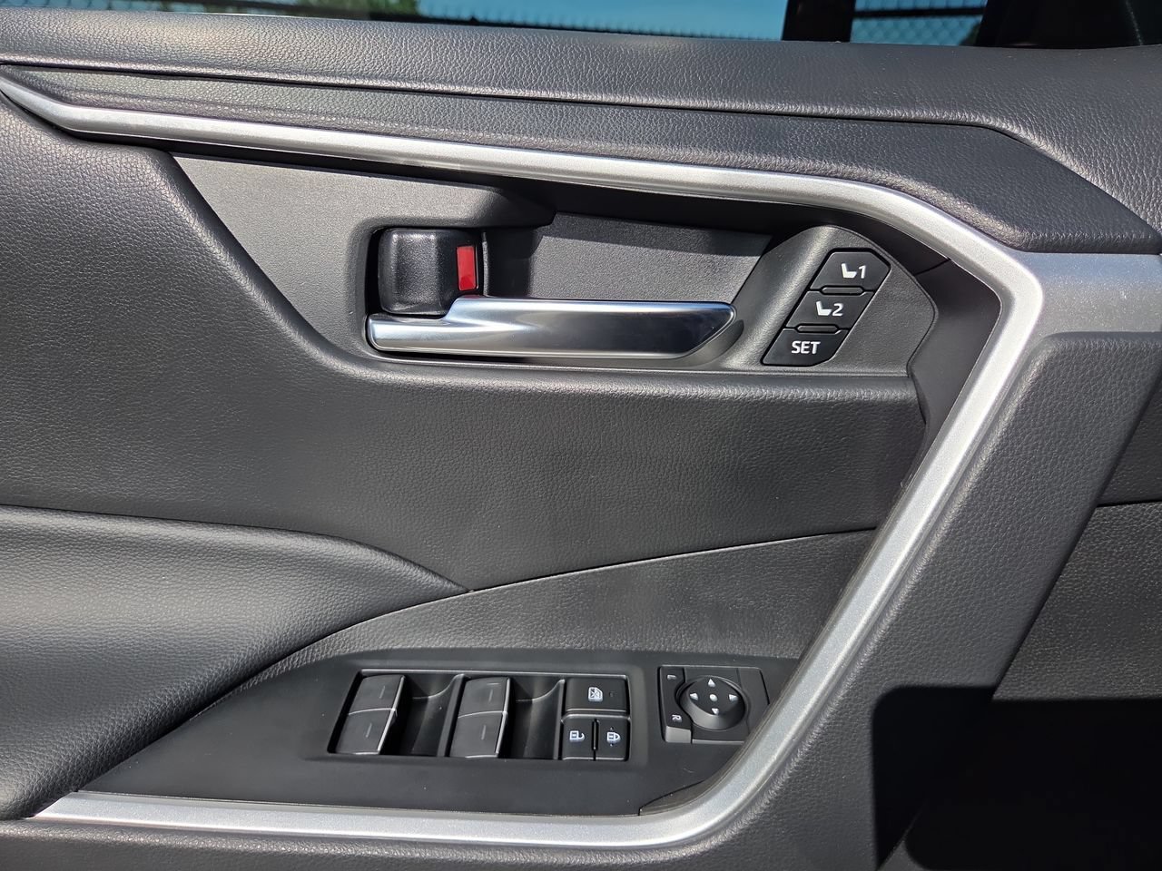 Used 2022 Toyota RAV4 XLE Premium FWD image 17