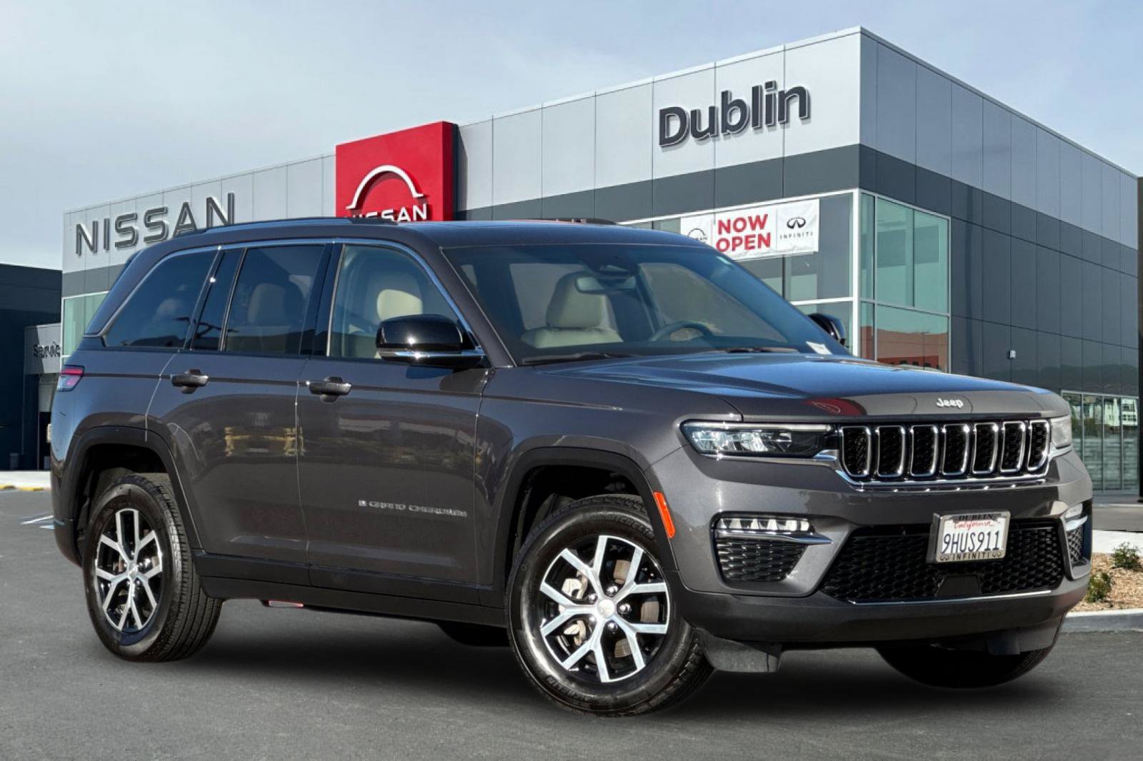 Used 2023 Jeep Grand Cherokee Limited w/ Trailer Tow Prep Group (B) AWD/4WD image 2
