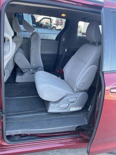 Used 2020 Toyota Sienna LE w/ LE Preferred Package image 11