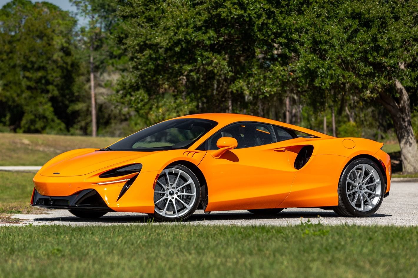 Used 2024 McLaren Artura RWD image 12
