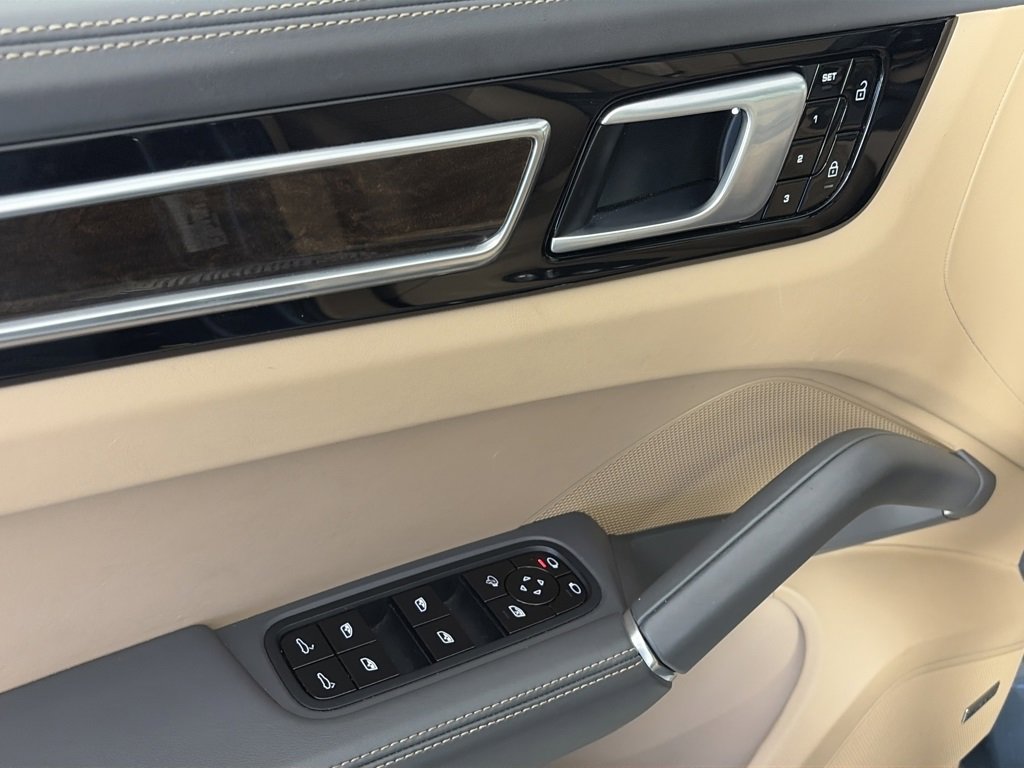 Used 2020 Porsche Cayenne S image 23