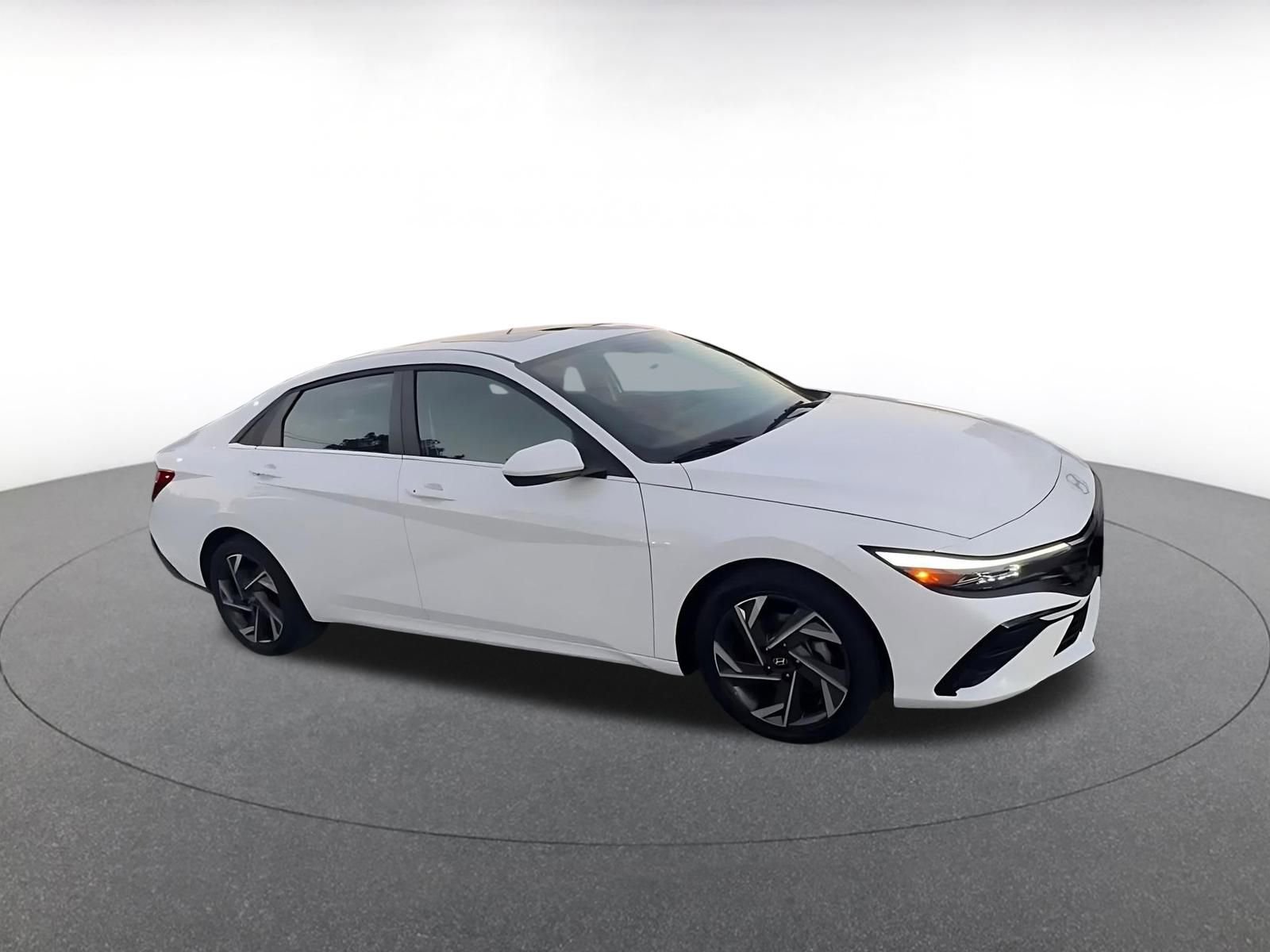 Used 2025 Hyundai Elantra SEL image 2