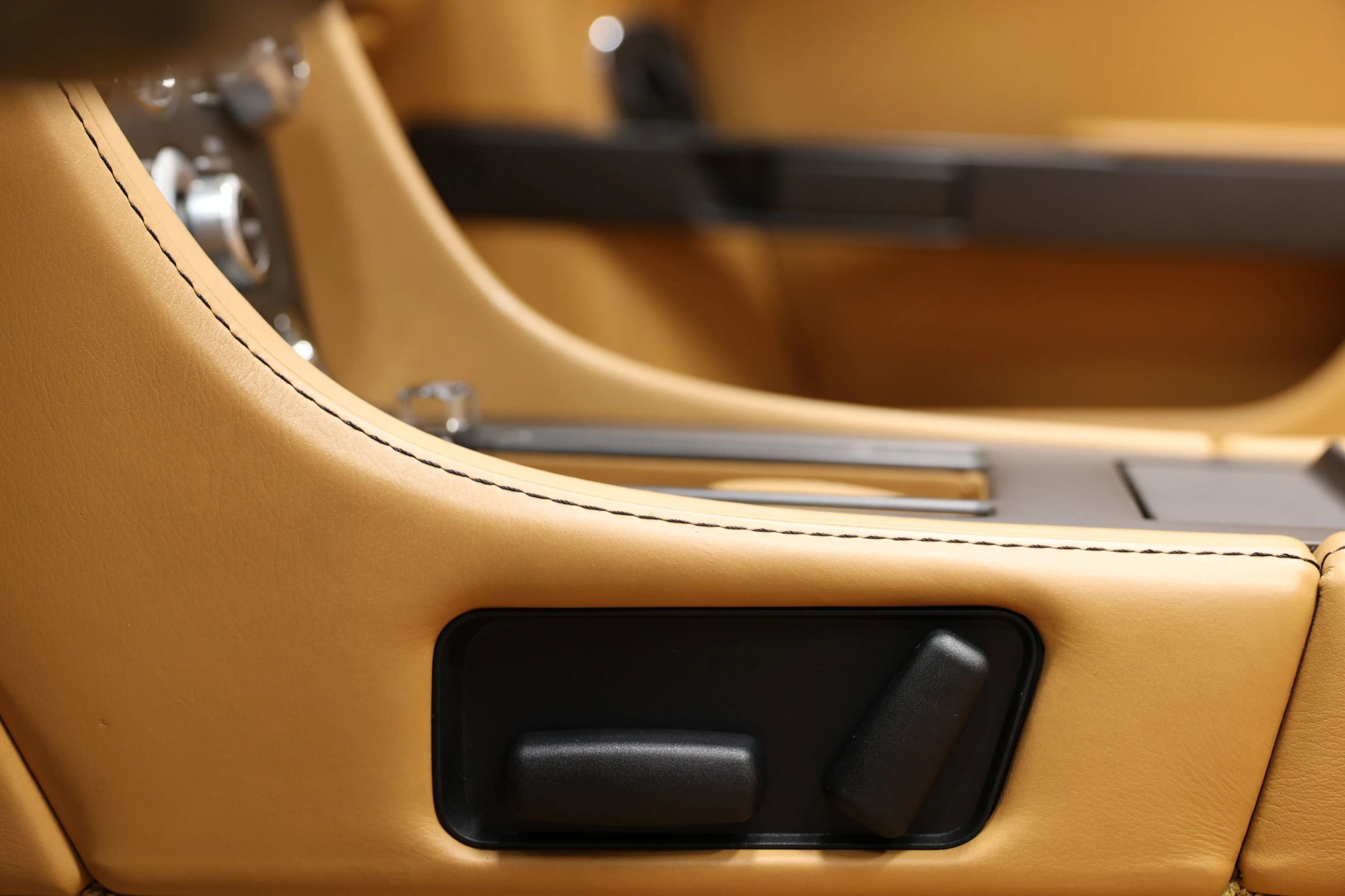 Used 2012 Aston Martin V8 Vantage Roadster image 48