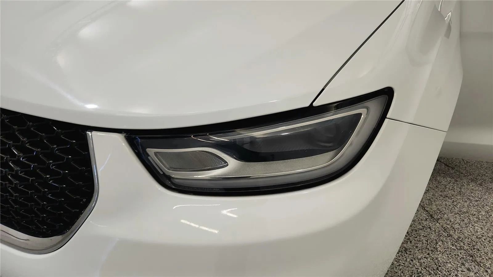 Used 2023 Chrysler Pacifica Touring-L FWD image 14