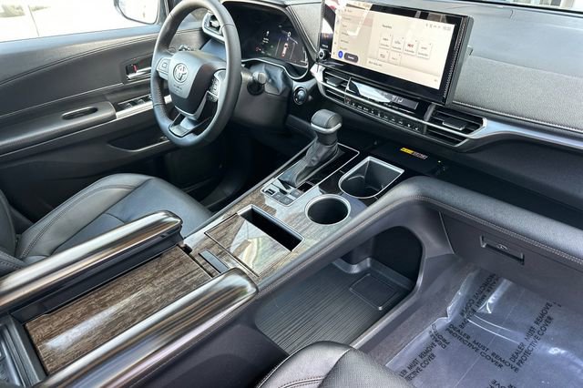 Used 2025 Toyota Sienna Limited image 19