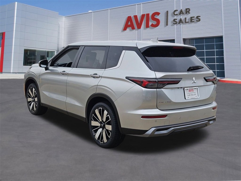 Used 2025 Mitsubishi Outlander SE image 3