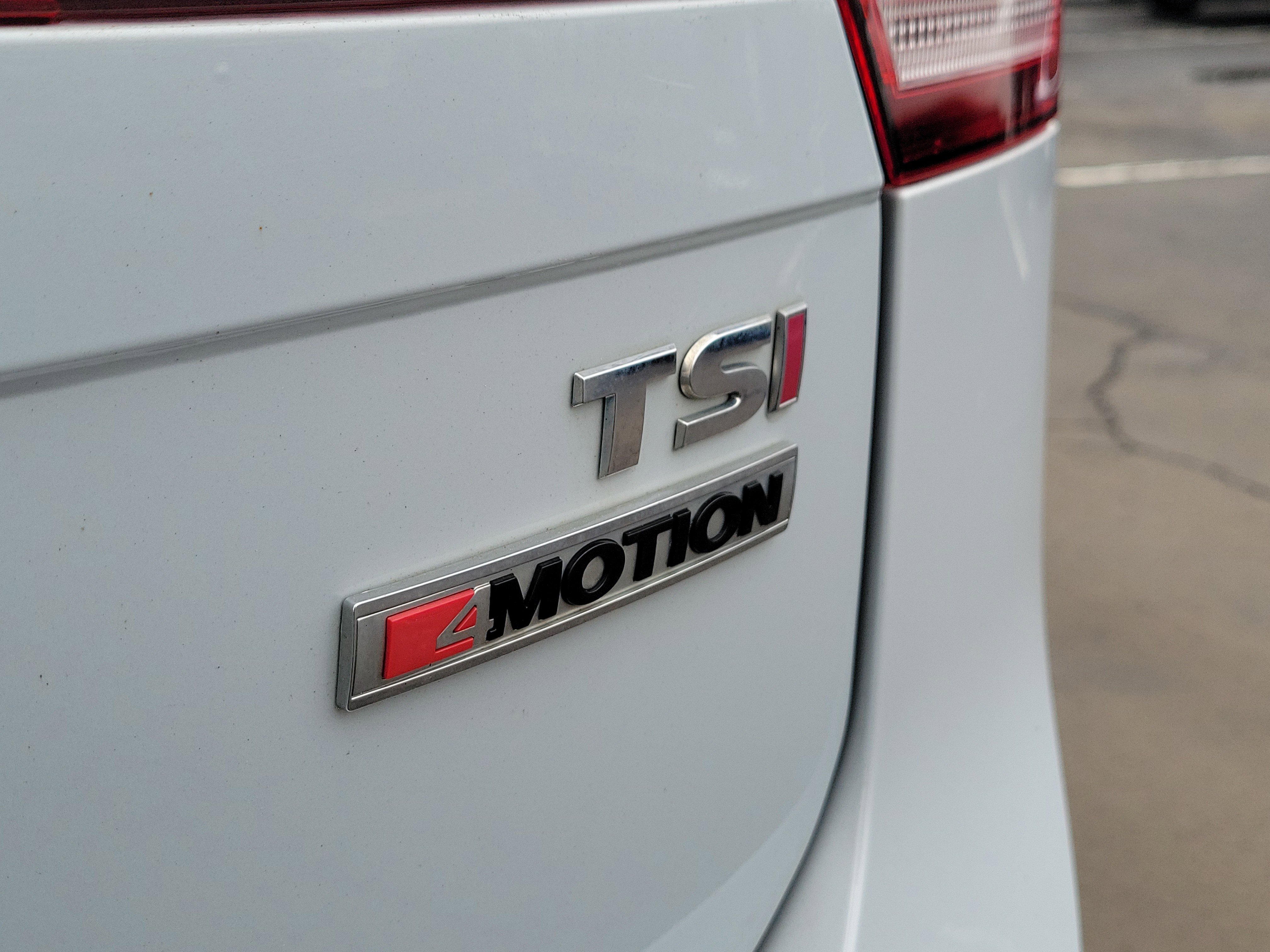 Used 2018 Volkswagen Tiguan SEL AWD/4WD image 6