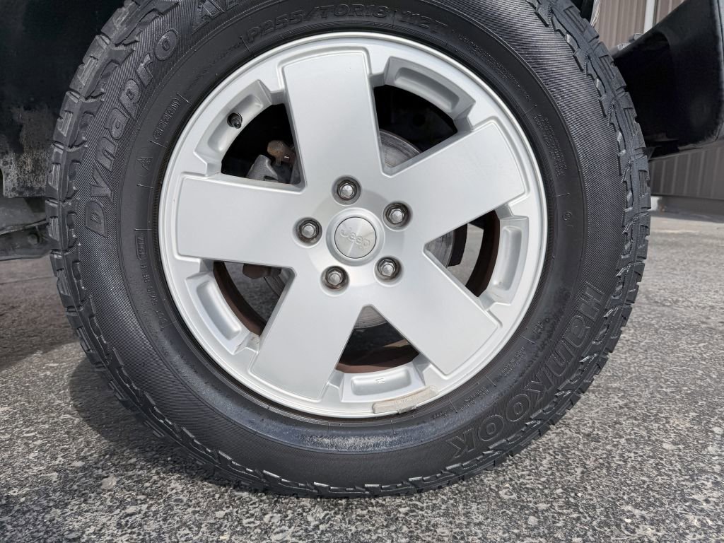 Used 2012 Jeep Wrangler Unlimited Sahara w/ Dual Top Group image 21