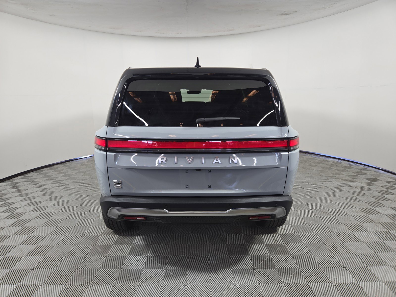 Used 2024 Rivian R1S Adventure AWD/4WD image 4